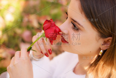 情人节，女孩闻着红玫瑰
