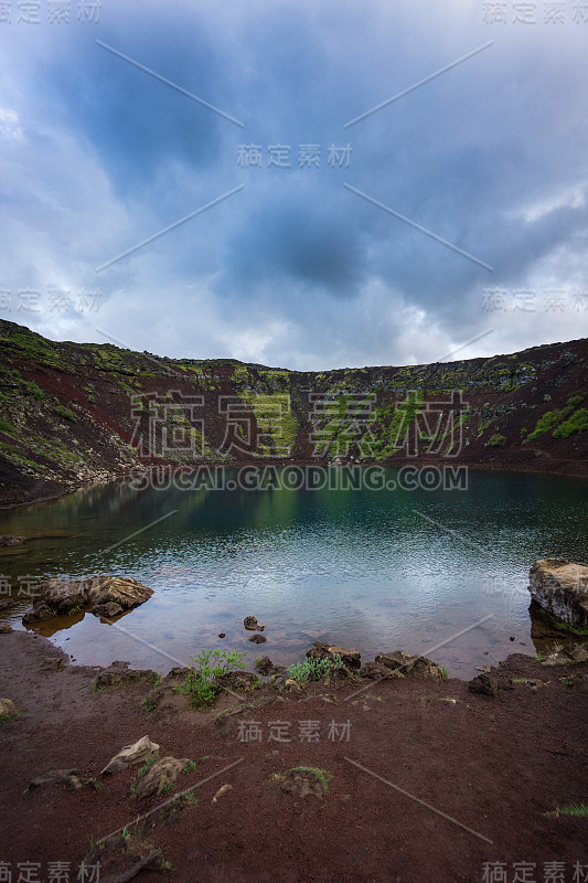 冰岛-在克里德火山口湖清澈的蓝色湖水之前，红色的尘土地面