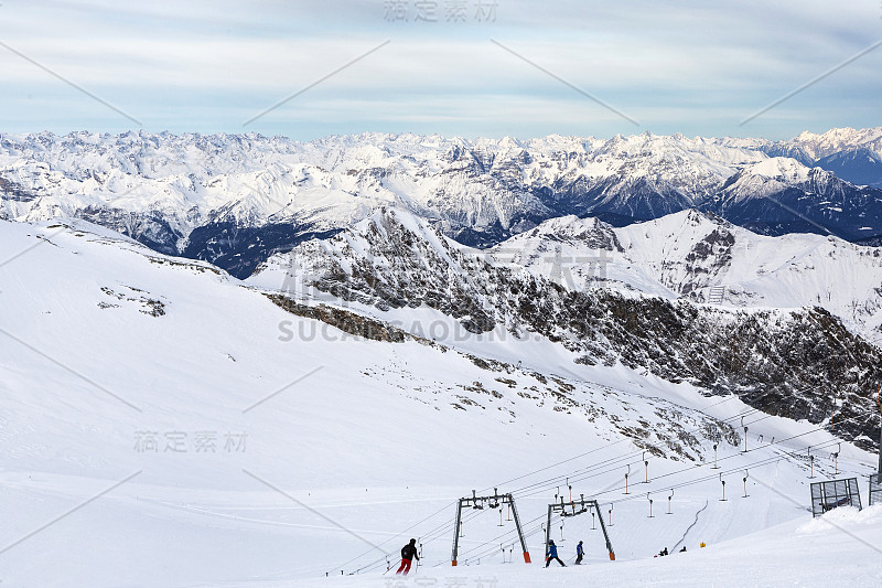 在齐勒塔尔阿尔卑斯山脉，拥有贡多拉、滑雪道和滑雪道的Hintertux冰川滑雪者。奥地利