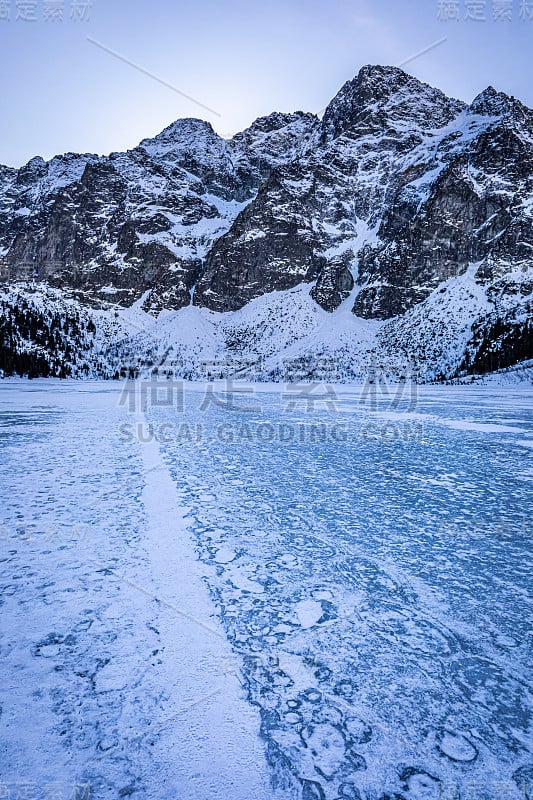 冬天雪白的莫尔斯基奥科山湖