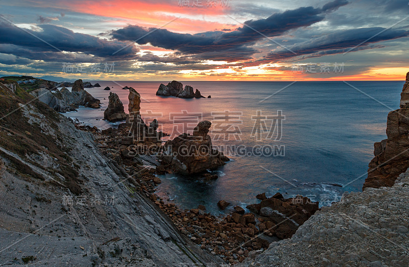 夕阳西下，靠近Portio海滩的大西洋海岸线。