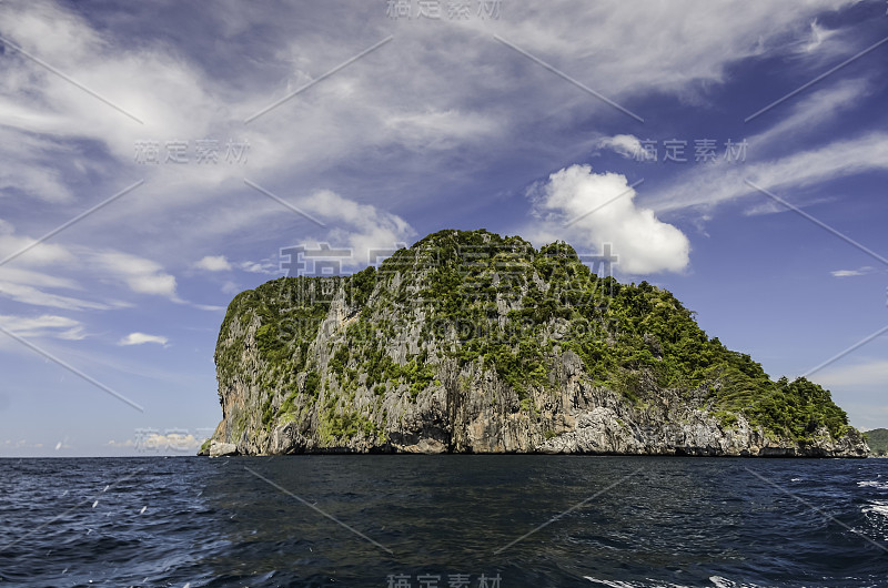 海边的风景，蓝色的海水和热带岛屿。海景与遥远的岛屿。绿色的棕榈树在海水中倒映。海和天空最小的照片背景