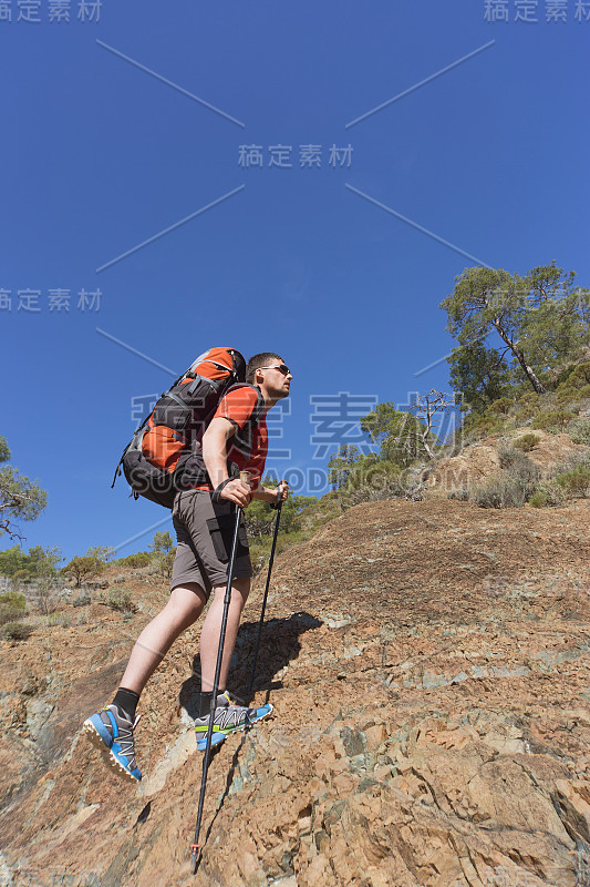 一个人在山里徒步旅行。