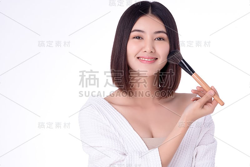 肖像美丽年轻的亚洲女人干净清新裸露的皮肤概念。亚洲女孩美容面部护肤保健，面部护理，完美肌肤，自然妆容