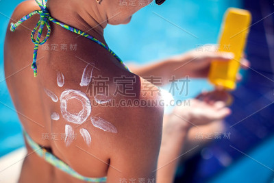 背部涂有防晒油的女人。人、夏、假、保健理念