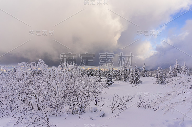 落日的余晖笼罩着群山。运动。