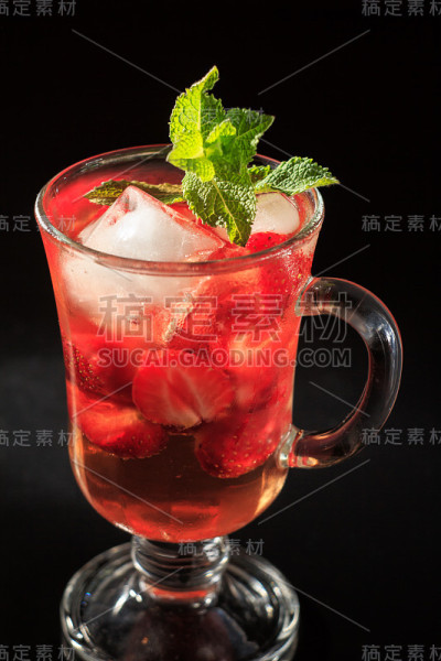加草莓片和薄荷的碳酸柠檬水