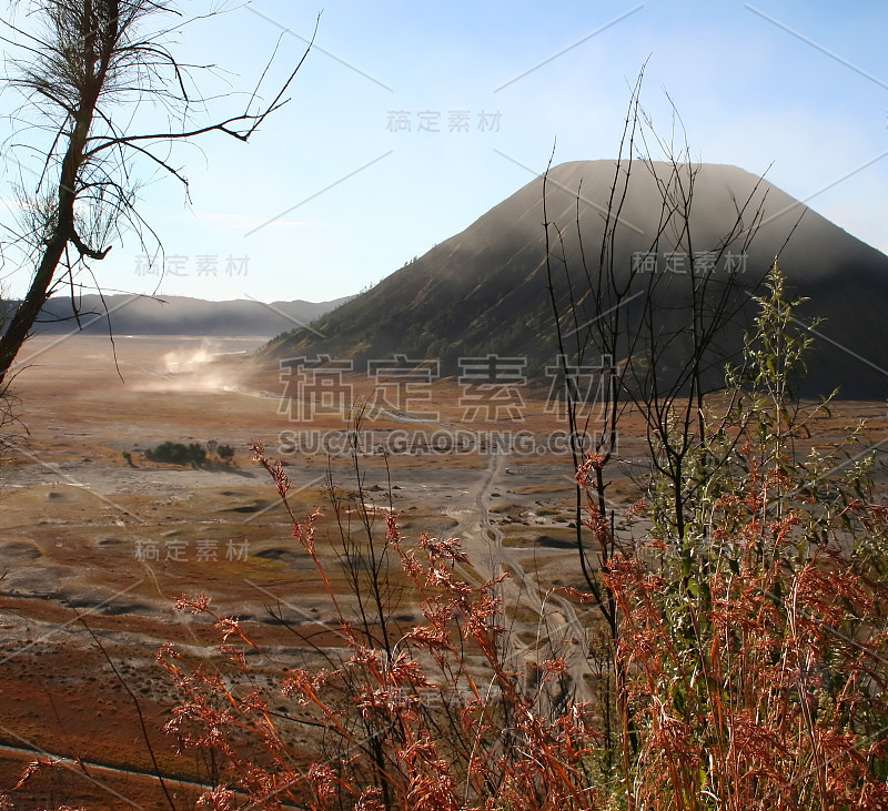 东爪哇布罗莫破火山口的巴托克火山