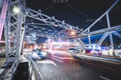 现代城市公路、桥梁、夜景、车灯步道呈弧形