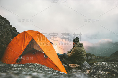 男人旅行者放松在山附近的帐篷露营装备户外旅行冒险生活方式概念远足活跃的假期