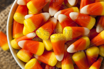 万圣节的彩色玉米糖
