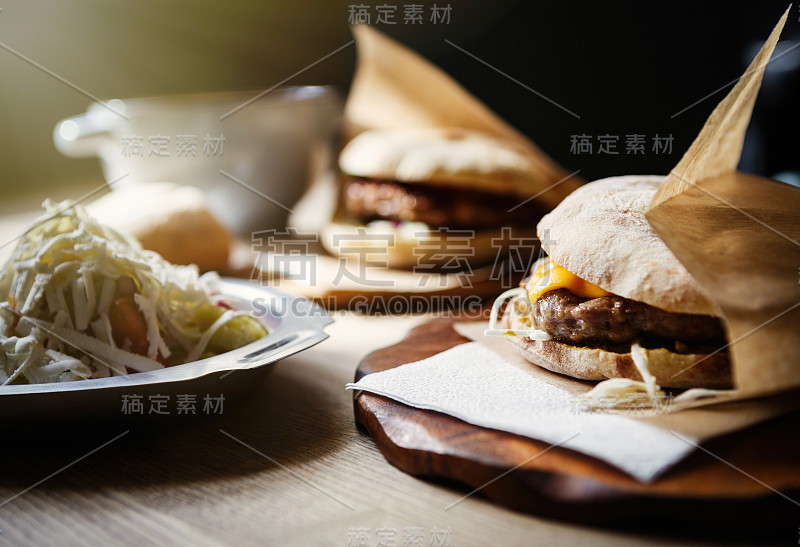 餐馆里的传统塞尔维亚食物