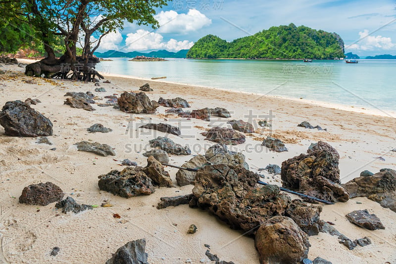 沙滩上的大石头特写，美丽的海景