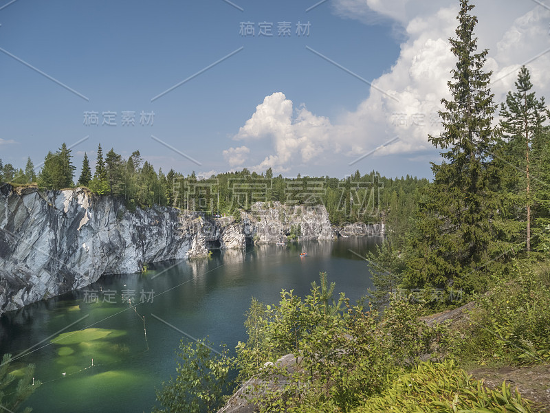 俄罗斯卡累利阿鲁斯科阿拉的大理石湖。国际旅游线路，蓝色公路，挪威-瑞典-芬兰-俄罗斯。俯视图