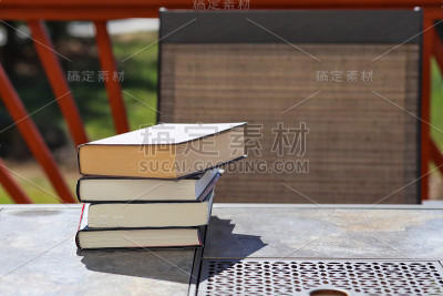 户外桌子上的一堆书