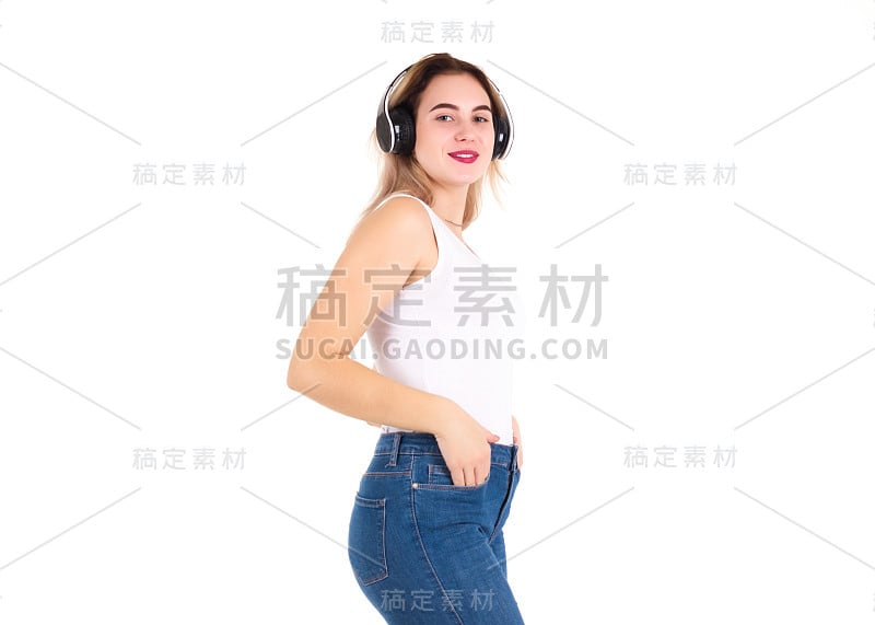 年轻可爱的女孩听着音乐，与世隔绝