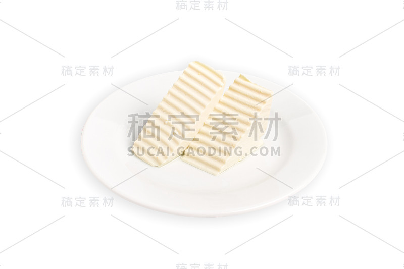 白色瓷盘中的白豆腐在白色背景上以剪切路径隔离