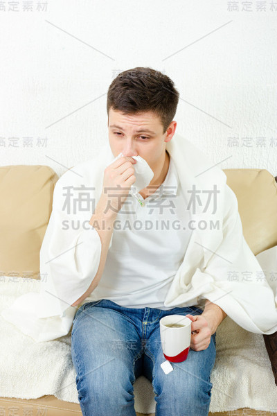 年轻的成年人感到不舒服
