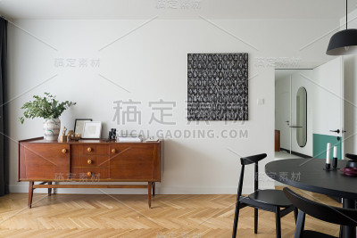 有装饰的时尚复古餐具柜