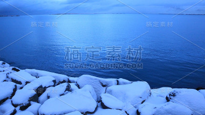 冰岛，冰雪覆盖的岩石海岸