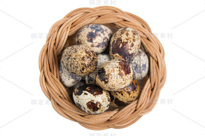 鹌鹑蛋在一个篮子孤立的白色背景