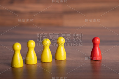 一个团队和一个单独的人或意见的木制小雕像