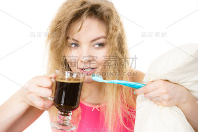 快乐的女人拿着牙刷和咖啡