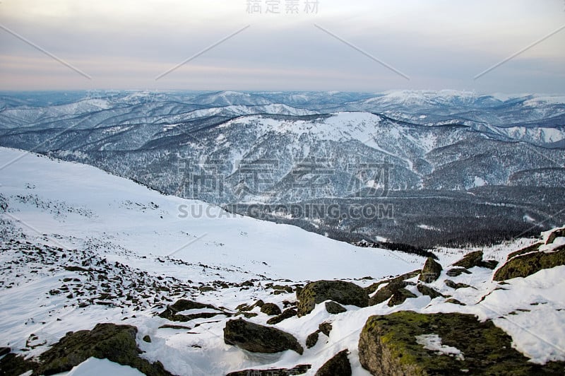 冬季从山顶到山谷。徒步登山。