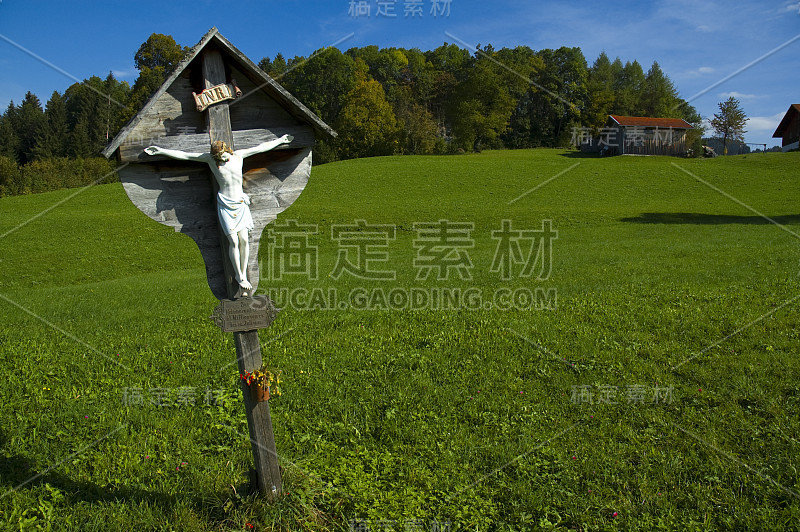 巴伐利亚高原上的路边神龛