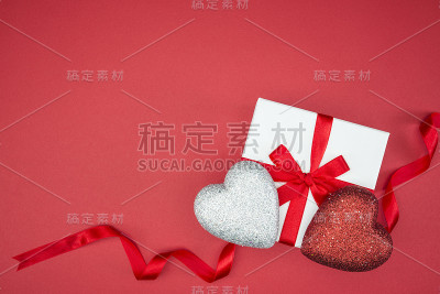 爱心心形礼盒上用丝带包装