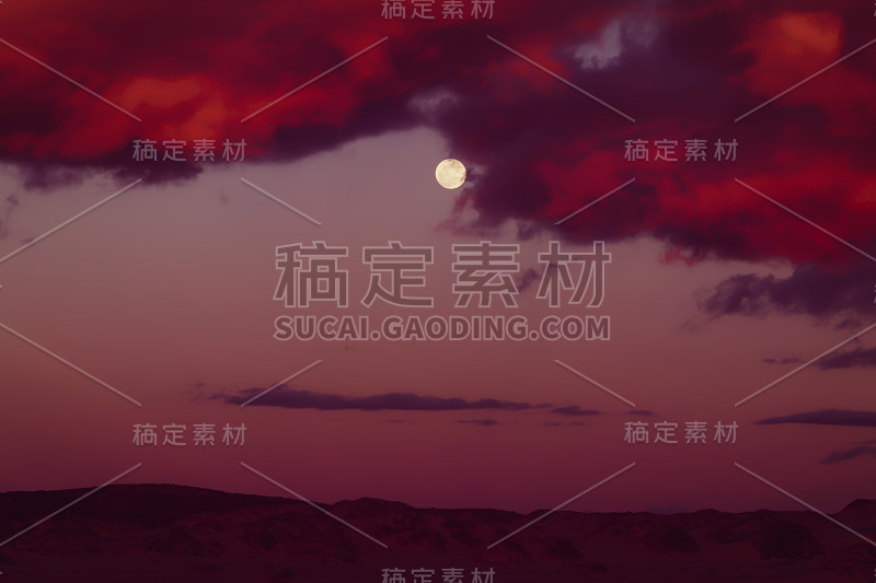 夜空抽象背景。暗红色的云和明亮的满月