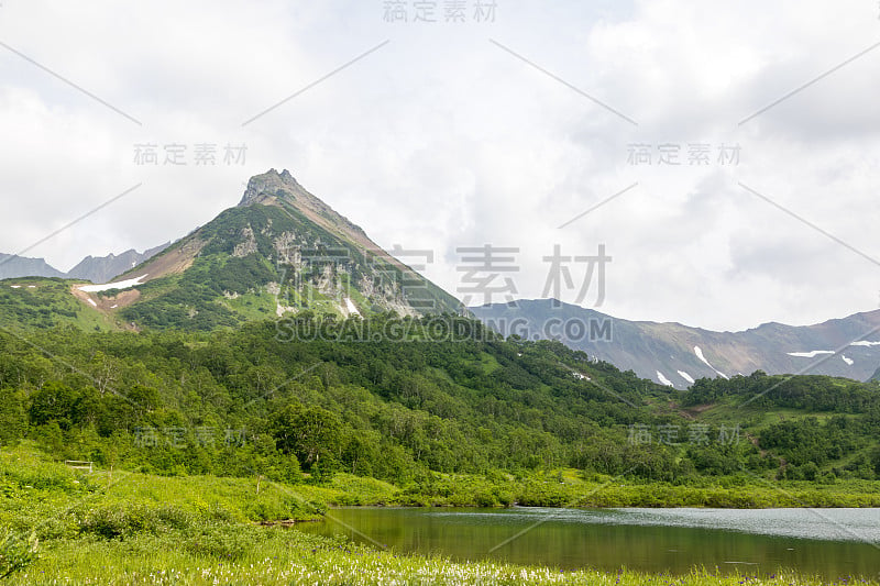 俄罗斯堪察加半岛瓦恰捷山脉。这些是一座古代火山的遗迹，由于一次强烈的喷发而分裂成几个部分。具有地区重