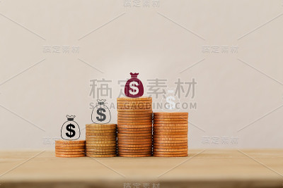 可持续基金概念:在上升的硬币上安排美元袋形图标。从个人收入中投资资产以实现长期的财务增长。时间价值金