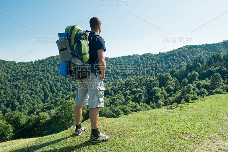 夏天背包旅行者在喀尔巴阡山脉