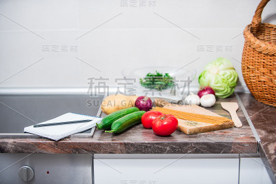 厨房台子上的蔬菜准备做美味的素食餐