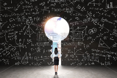 黑墙上的关键孔，画着数学公式