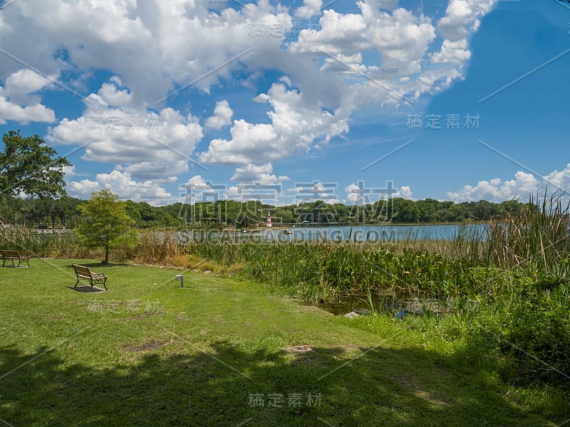 在一个多云的下午，从伊丽莎白埃文斯公园眺望朵拉山和朵拉湖