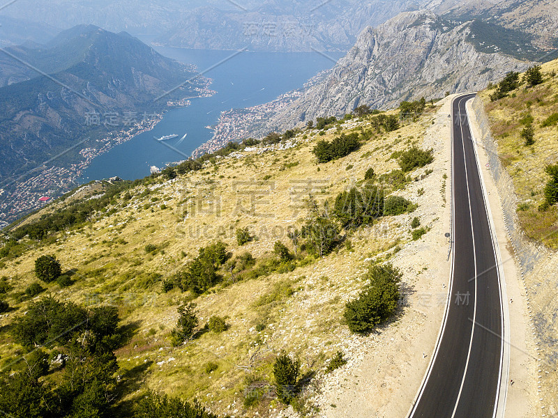 博卡科托尔湾鸟瞰图。俯瞰科托尔峡湾的风景优美的道路。蜿蜒的道路发现黑山。