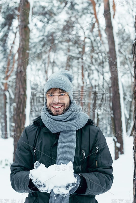 快乐的年轻人在冬季公园玩雪的肖像