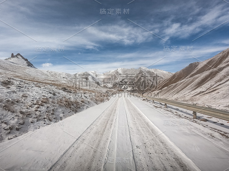 砾石路在干燥的土地上与雪山