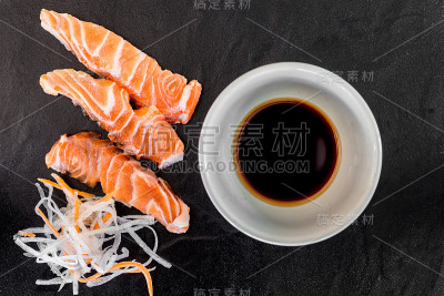 黑色背景的三文鱼生鱼片