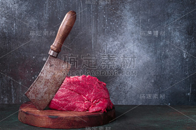 切肉板上的生牛肉和切肉刀