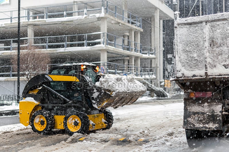 机器清除城市街道上的积雪