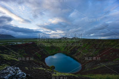冰岛——黎明时分，克里德火山口湖的天空多云