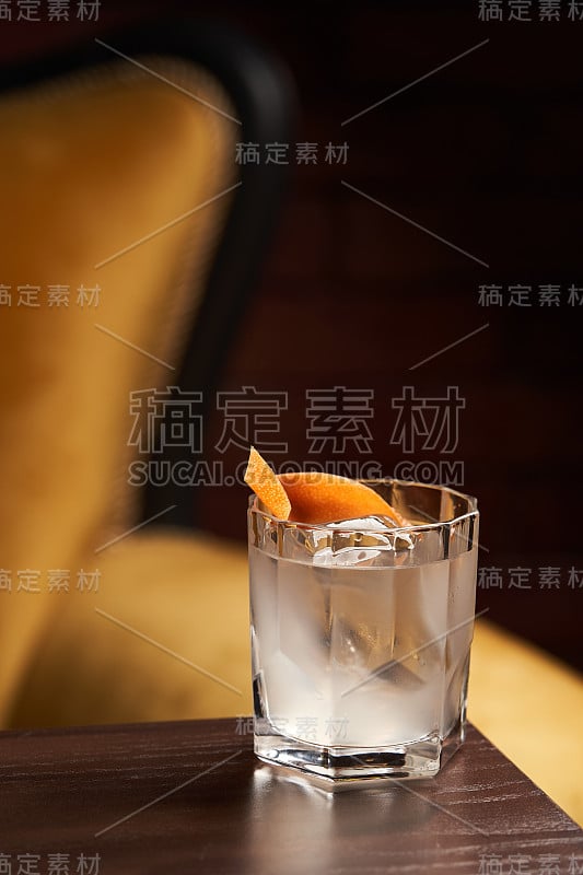 经典的鸡尾酒杯放在夜店餐厅的木桌上