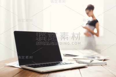 用智能手机站着的女商人