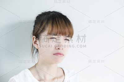 悲伤的亚洲女孩。