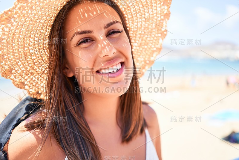 美丽的年轻女子走在海滩散步欣赏海景微笑愉快的暑假