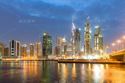 现代城市的现代建筑靠近水