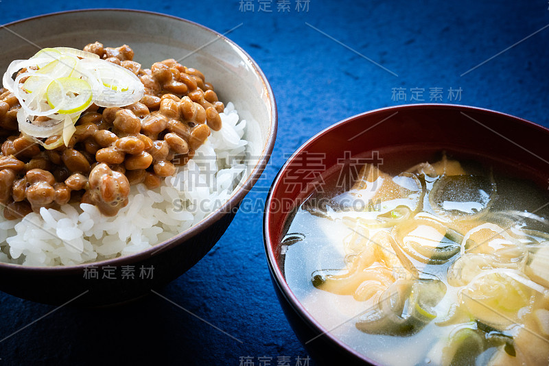 米加纳豆和味噌汤。典型的日本早餐